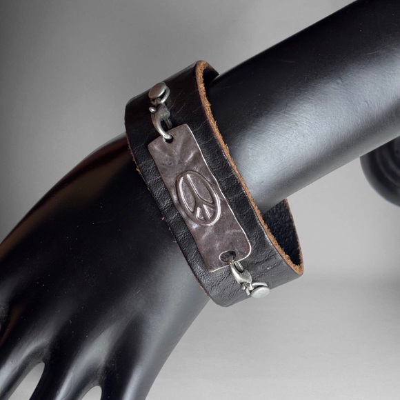🌼Black Leather Unisex Peace Symbol Bracelet - Picture 2 of 8